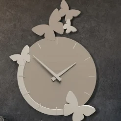Orologi Da Parete Moderni-Selezionato da Mazzolaluce Orologio moderno farfalle da muro colore tortora