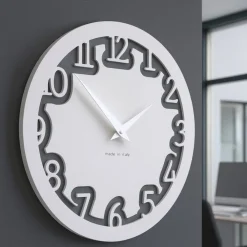 Orologi Da Parete Moderni-Selezionato da Mazzolaluce Orologio moderno rotondo da parete legno bianco