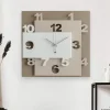Orologi Da Parete Moderni-Selezionato da Mazzolaluce Orologio quadrato da parete bianco beige sabbia moderno