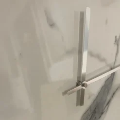 Orologi Da Parete Moderni-Selezionato da Mazzolaluce Orologio quadrato da parete moderno specchio fume' e laminato effetto marmo