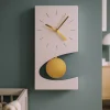 Orologi Da Parete Moderni-Selezionato da Mazzolaluce Orologio rettangolare da parete color gelso con pendolo dorato