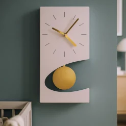 Orologi Da Parete Moderni-Selezionato da Mazzolaluce Orologio rettangolare da parete color gelso con pendolo dorato