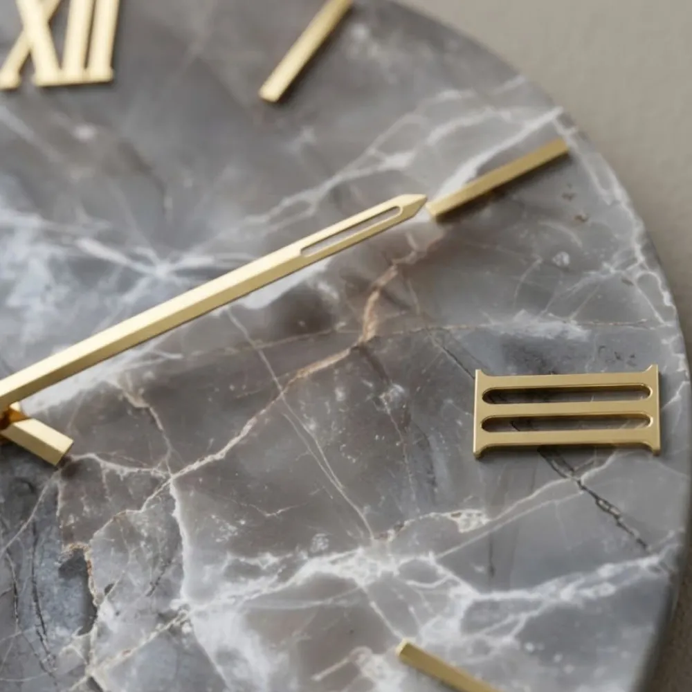 Orologi Da Parete Moderni-Selezionato da Mazzolaluce Orologio rotondo da parete effetto marmo chiaro dettagli foglia oro