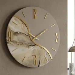 Orologi Da Parete Moderni-Selezionato da Mazzolaluce Orologio rotondo da parete moderno effetto marmo beige dettagli oro 70cm