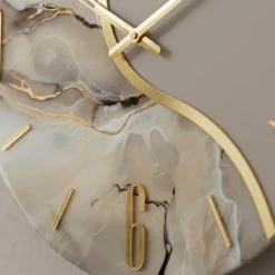 Orologi Da Parete Moderni-Selezionato da Mazzolaluce Orologio rotondo da parete moderno effetto marmo beige dettagli oro 70cm
