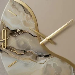 Orologi Da Parete Moderni-Selezionato da Mazzolaluce Orologio rotondo da parete moderno effetto marmo beige dettagli oro 70cm