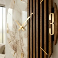 Orologi Da Parete Moderni-Selezionato da Mazzolaluce Orologio tondo 60cm oro resina legno design contemporaneo effetto marmo