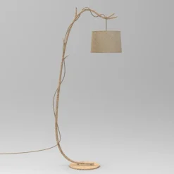 Lampade Da Terra-Selezionato da Mazzolaluce Piantana ad arco rustica legno marrone per salotto