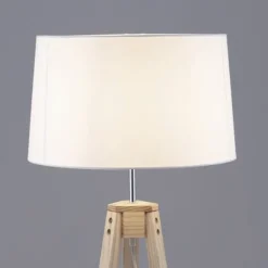 Lampade Da Terra-Selezionato da Mazzolaluce Piantana a tre piedi in legno naturale h145 cm