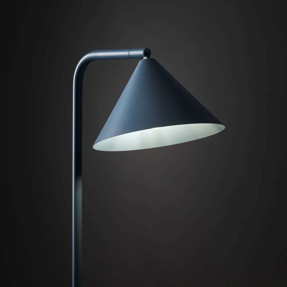 Lampade Da Terra-Selezionato da Mazzolaluce Piantana blu design minimal da lettura parabola orientabile