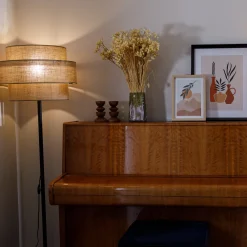 Lampade Da Terra-Selezionato da Mazzolaluce Piantana con paralume in tessuto iuta rustico