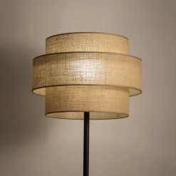 Lampade Da Terra-Selezionato da Mazzolaluce Piantana con paralume in tessuto iuta rustico