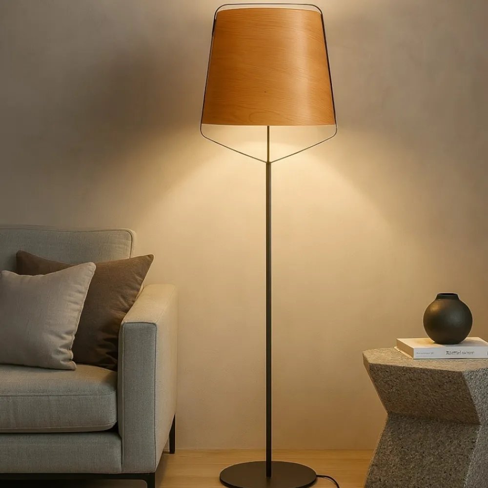 Lampade Da Terra-Selezionato da Mazzolaluce Piantana da salotto metallo nero paralume legno di ciliegio