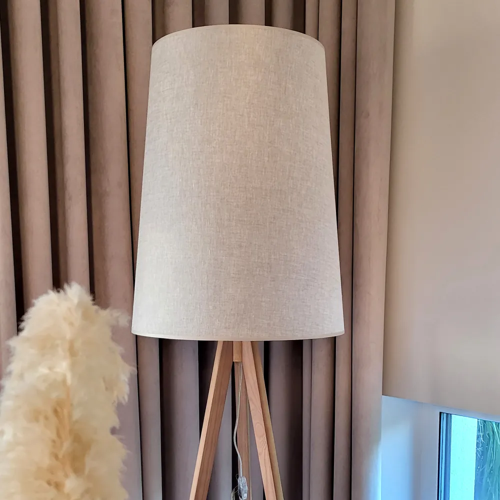 Lampade Da Terra-Selezionato da Mazzolaluce Piantana di legno scandinavo paralume di lino