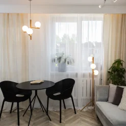 Lampade Da Terra-Selezionato da Mazzolaluce Piantana di legno stile scandinavo con sfere vetro bianco