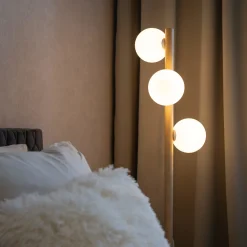 Lampade Da Terra-Selezionato da Mazzolaluce Piantana di legno stile scandinavo con sfere vetro bianco