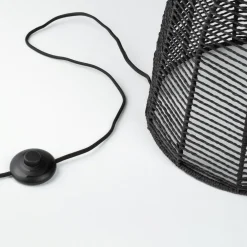 Lampade Da Terra-Selezionato da Mazzolaluce Piantana di rattan nero intrecciato per soggiorno