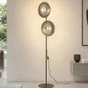 Lampade Da Terra-Selezionato da Mazzolaluce Piantana marrone design moderna 2 luci con sfere di vetro bianco