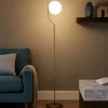 Lampade Da Terra-Selezionato da Mazzolaluce Piantana moderna oro ottone sfera vetro bianco