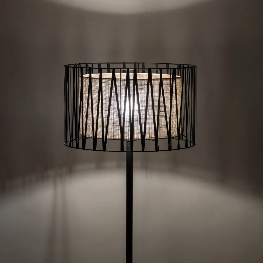 Lampade Da Terra-Selezionato da Mazzolaluce Piantana nera design moderna paralume cilindro tessuto nero intrecciato