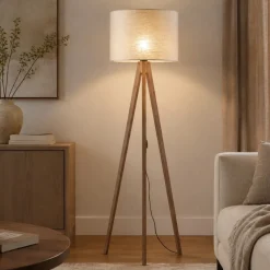 Lampade Da Terra-Selezionato da Mazzolaluce Piantana scandinava tre piedi di legno noce paralume lino beige