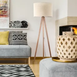 Lampade Da Terra-Selezionato da Mazzolaluce Piantana scandinava tre piedi di legno noce paralume lino beige