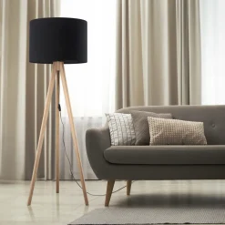 Lampade Da Terra-Selezionato da Mazzolaluce Piantana tre piedi di legno scandinavo pino con paralume nero