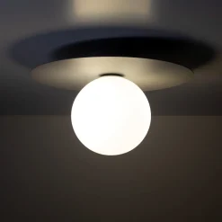 Plafoniere Moderne-Selezionato da Mazzolaluce Piccola plafoniera moderna con sfera vetro bianco
