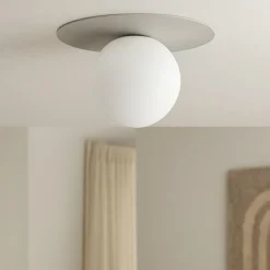 Plafoniere Moderne-Selezionato da Mazzolaluce Plafoniera beige sfera di vetro bianca moderna