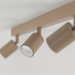 Plafoniere Moderne-Selezionato da Mazzolaluce Plafoniera binario con 4 faretti sabbia orientabili da soffitto