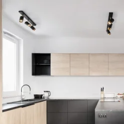 Plafoniere Moderne-Selezionato da Mazzolaluce Plafoniera con 3 faretti nero oro orientabili