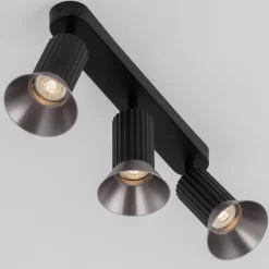Plafoniere Moderne-Selezionato da Mazzolaluce Plafoniera da cucina moderna con 3 faretti orientabili