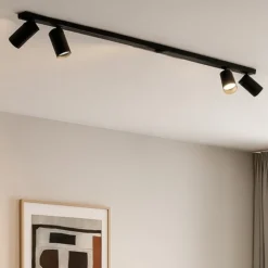 Plafoniere Moderne-Selezionato da Mazzolaluce Plafoniera da cucina nera con faretti orientabili