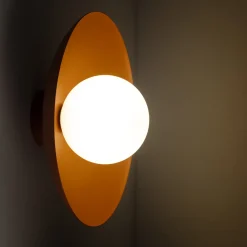 Plafoniere Moderne-Selezionato da Mazzolaluce Plafoniera da soffitto piatto rosso mattone sfera bianca moderna