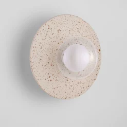 Plafoniere Moderne-Selezionato da Mazzolaluce Plafoniera hos rotond per camera da letto beige di cemento sfera in vetro