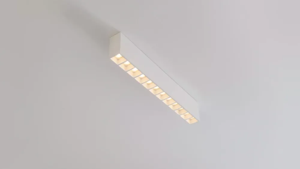 Plafoniere Moderne-Selezionato da Mazzolaluce Plafoniera in gesso da soffitto con faretti bianco 12 luci