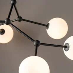 Plafoniere Moderne-Selezionato da Mazzolaluce Plafoniera moderna per salotto nero 6 bocce bianche