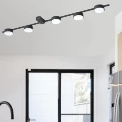 Plafoniere Moderne-Selezionato da Mazzolaluce Plafoniera nera luminosa moderna per cucina