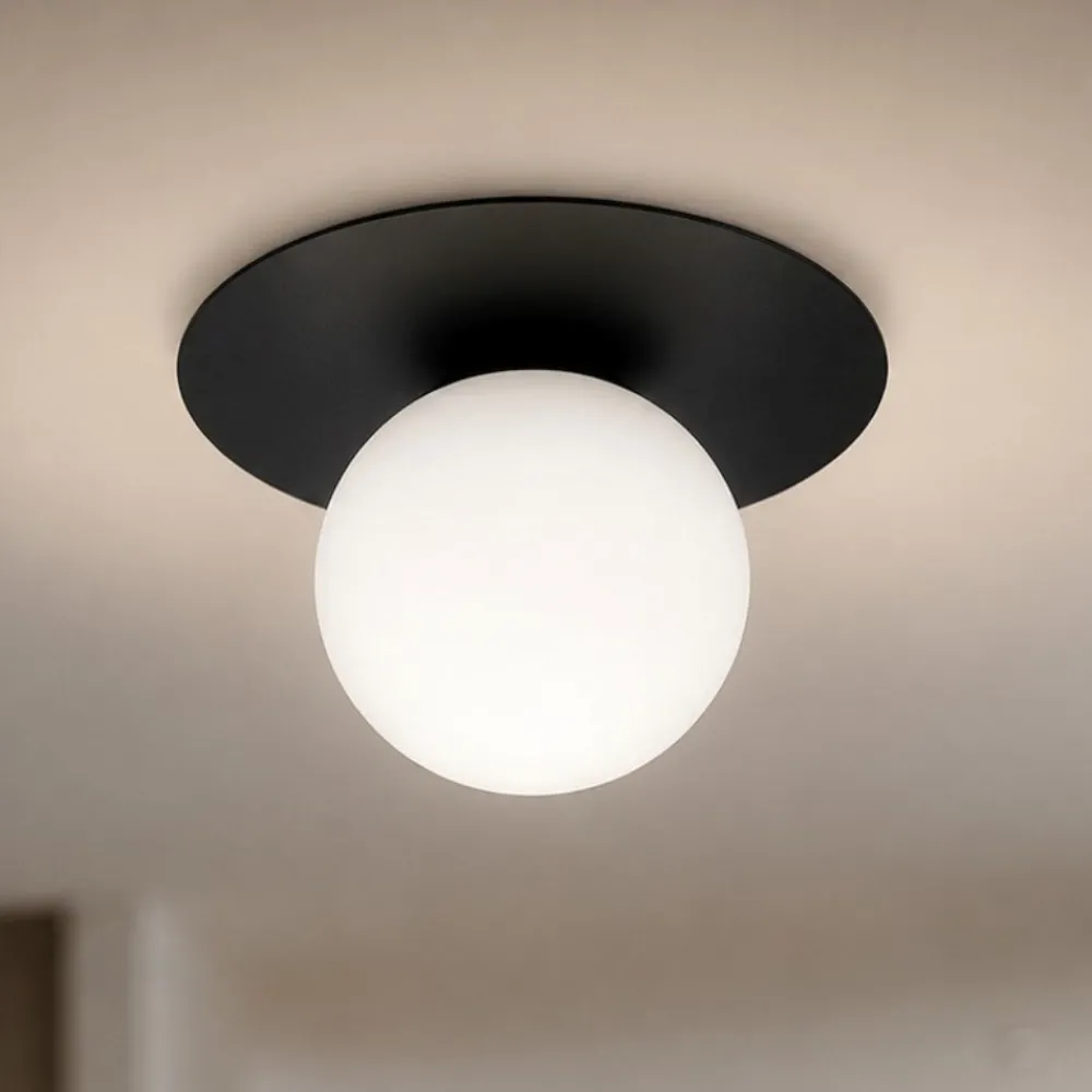 Plafoniere Moderne-Selezionato da Mazzolaluce Plafoniera nera sfera di vetro bianco moderna