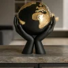 Soprammobili Moderni-Bongelli Preziosi Scultura mondo nelle mani nero oro h13 soprammobile