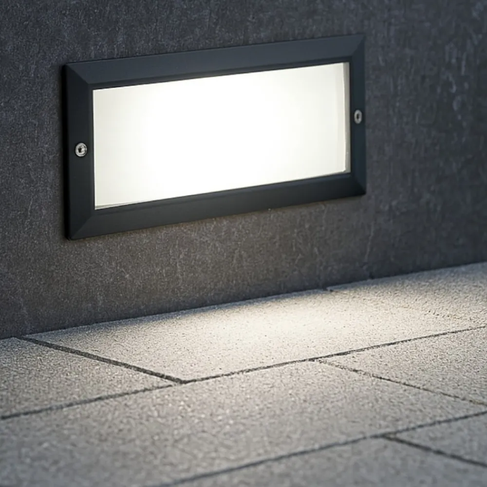 Segnapasso Led-Selezionato da Mazzolaluce Segnapasso da esterno incasso rettangolare nero e27