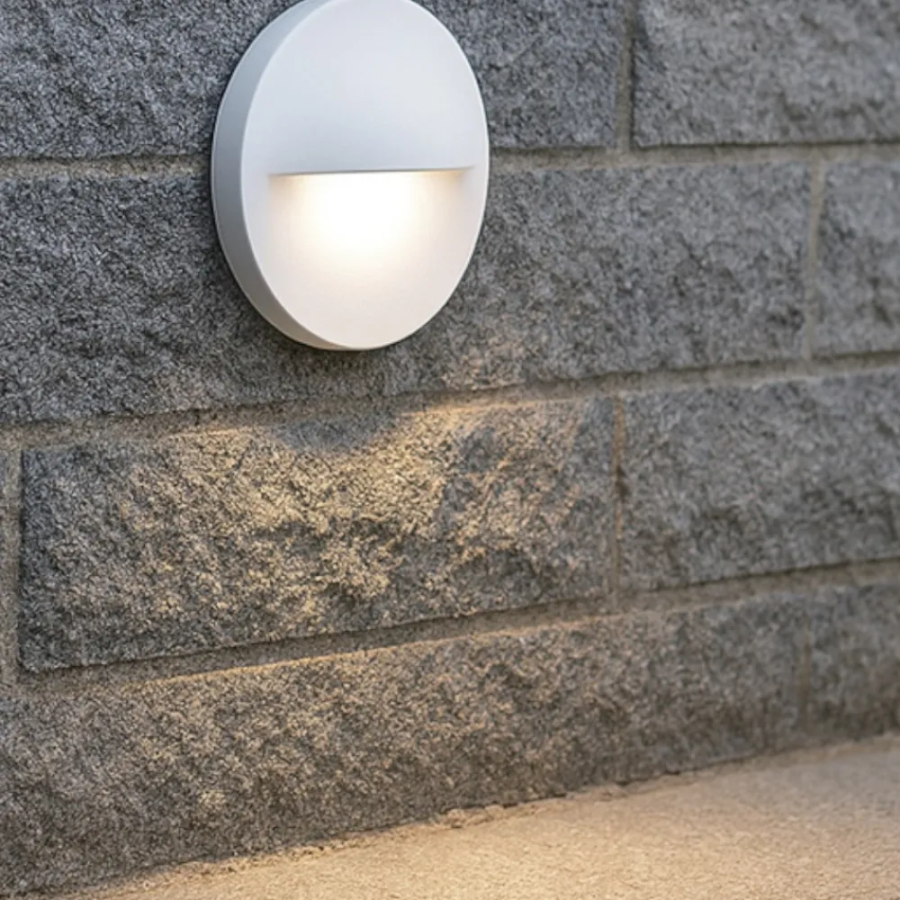 Segnapasso Led-Selezionato da Mazzolaluce Segnapasso led bianco per parete da esterno rotondo 3w 3000k
