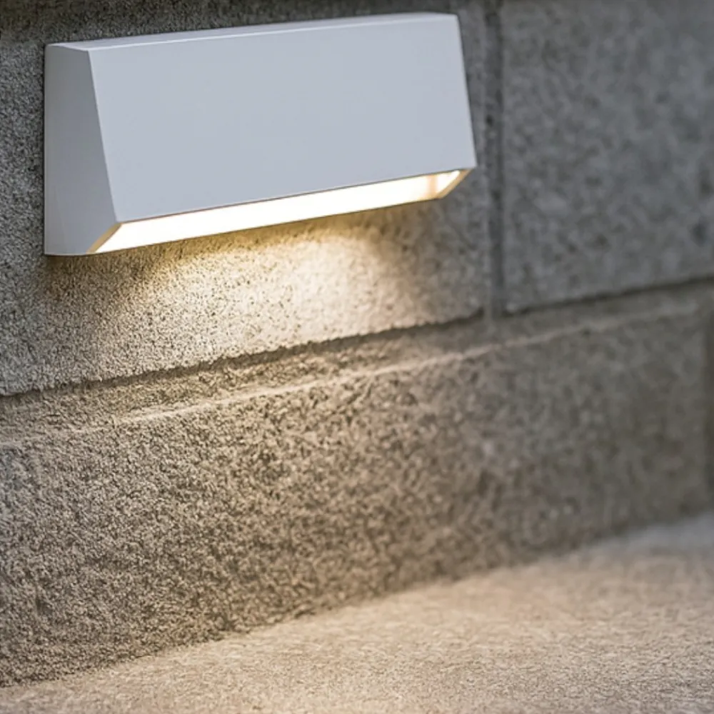 Segnapasso Led-Selezionato da Mazzolaluce Segnapasso led per esterno bianco da parete squadrato ip65