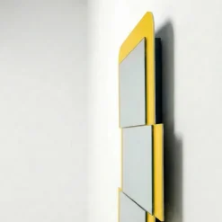 Specchi Da Parete-Selezionato da Mazzolaluce Specchio da parete giallo ocra design moderno per ingresso