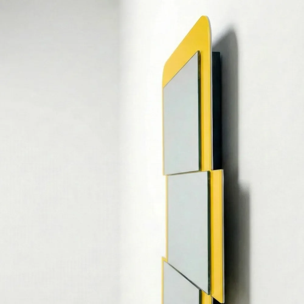 Specchi Da Parete-Selezionato da Mazzolaluce Specchio da parete giallo ocra design moderno per ingresso